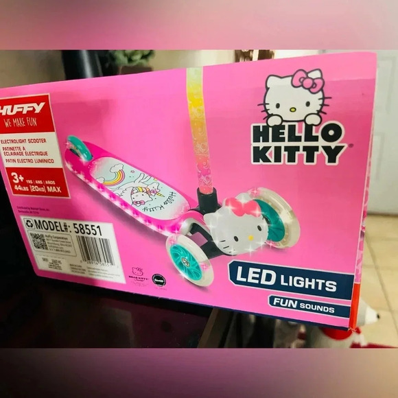 NEW HELLO KITTY  LIGH UP SCOOTER 3+
Fun sounds - Picture 4 of 7